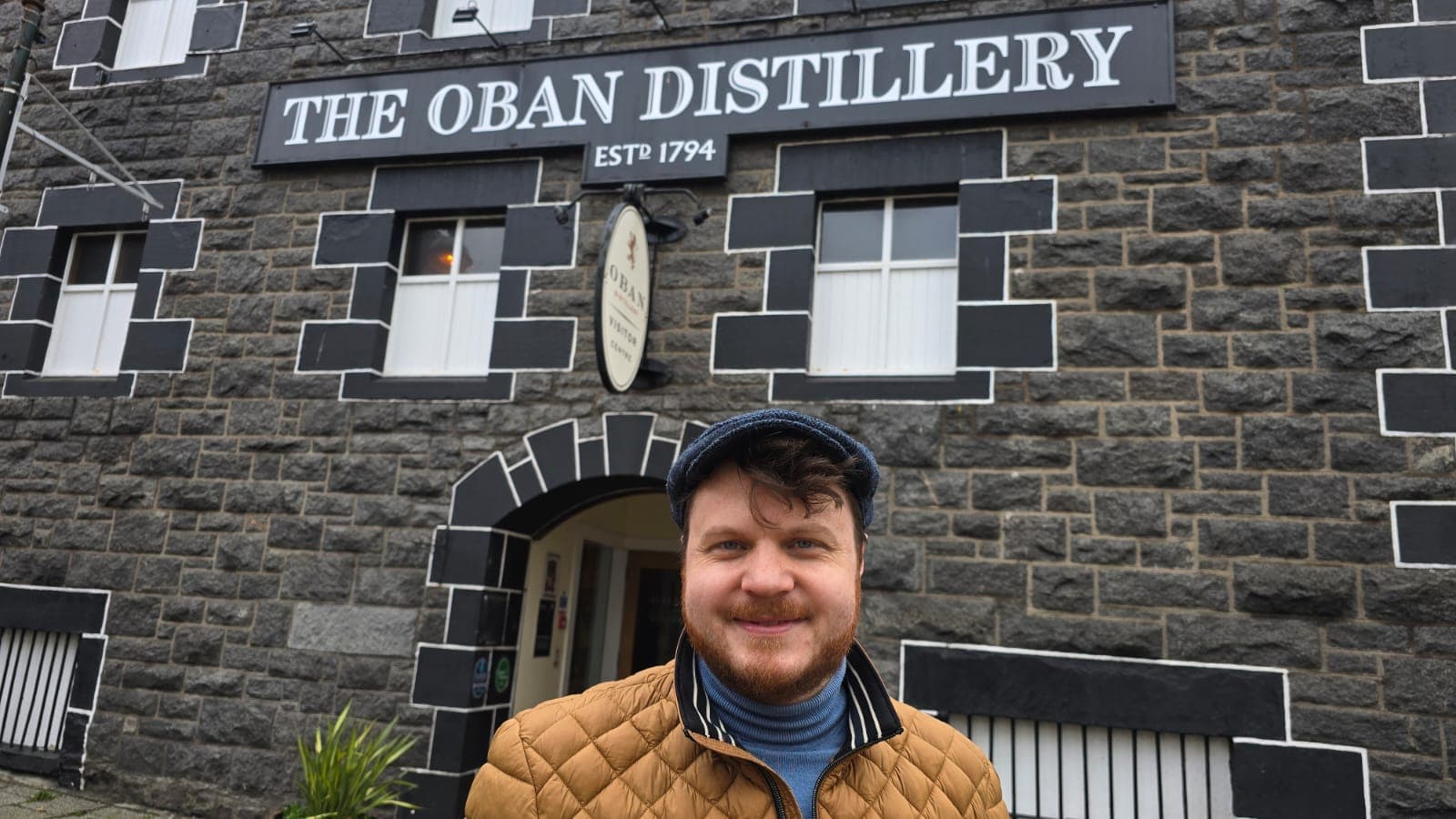 Florian Westmeier vor der Oban Distillery