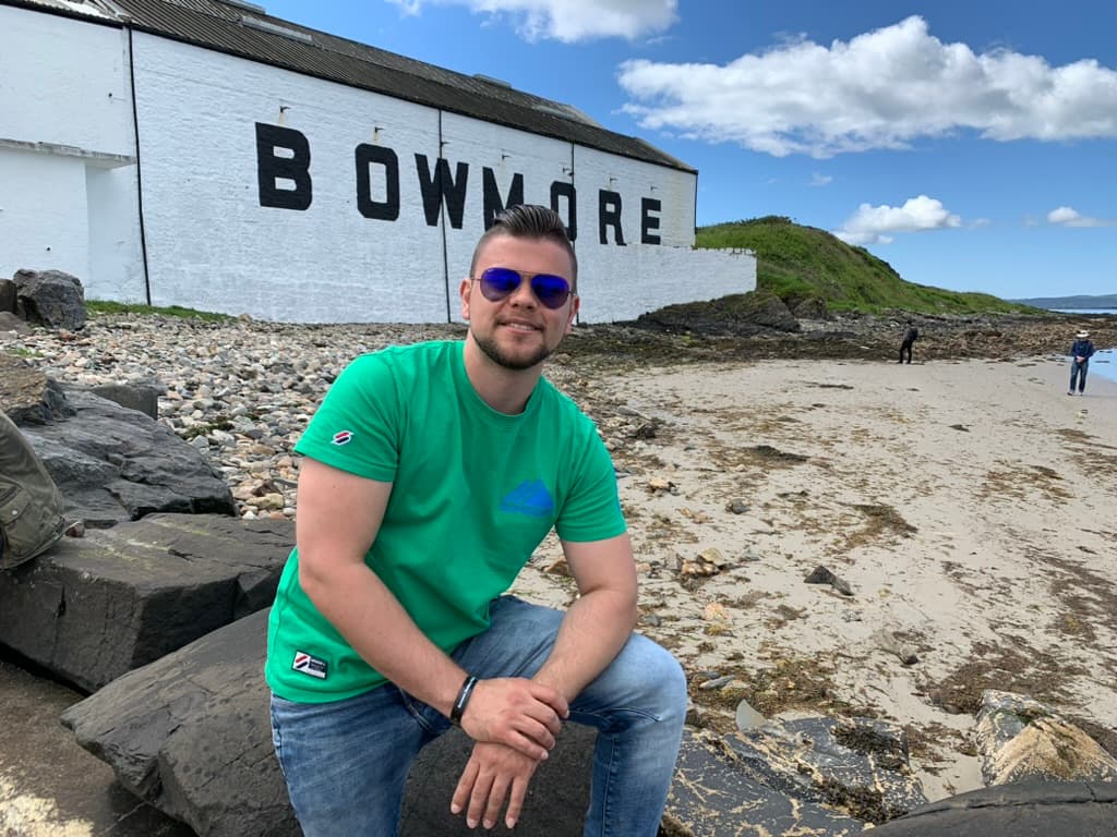 Sebastian Hoffmann vor der Bowmore Distillery